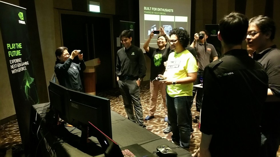 Members of the press checking out gaming notebooks powered by the GTX 980.